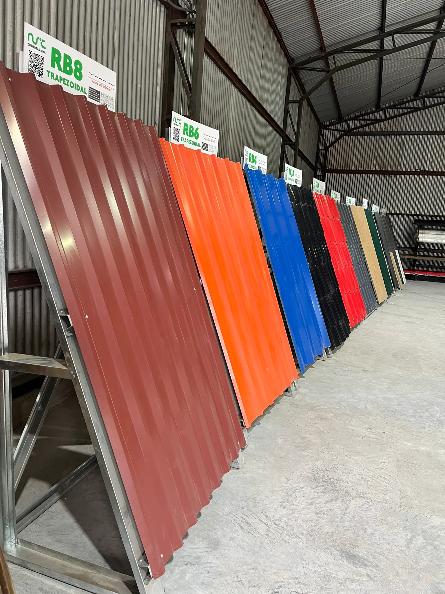Fachada y stock de la Fábrica Cubiertas M&C Sucursal Chillán